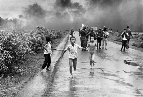 Photo, Vietnam, boy and girl running from napalm attack.